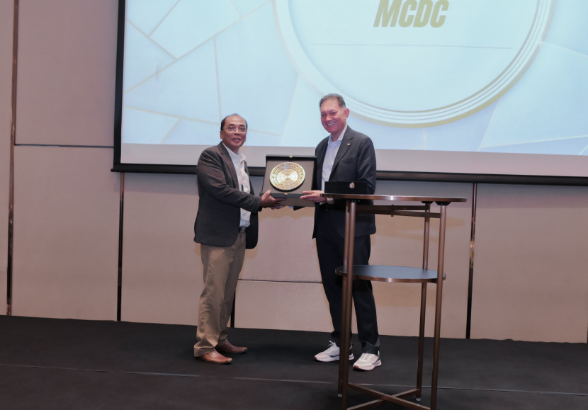 Ketua Umum Ashuri Nur Faizin (kiri) menerima penghargaan dari perwakilan MCDC.