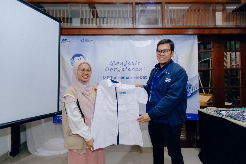 Kepala Divisi Supply Chain and Asset Management PT MRT Jakarta (Perseroda) Ma’sum Asim (kanan) menyerahkan seragam bekas karyawan kepada pendiri Yayasan Teman Hebat Berkarya, Aisyah. (Foto: PT MRT Jakarta/Eko)