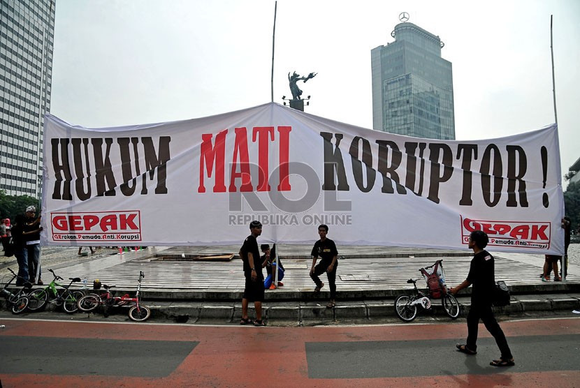 Spanduk antikorupsi digelar aktivis di Jakarta. (Foto: Republika.co.id/Prayogi)