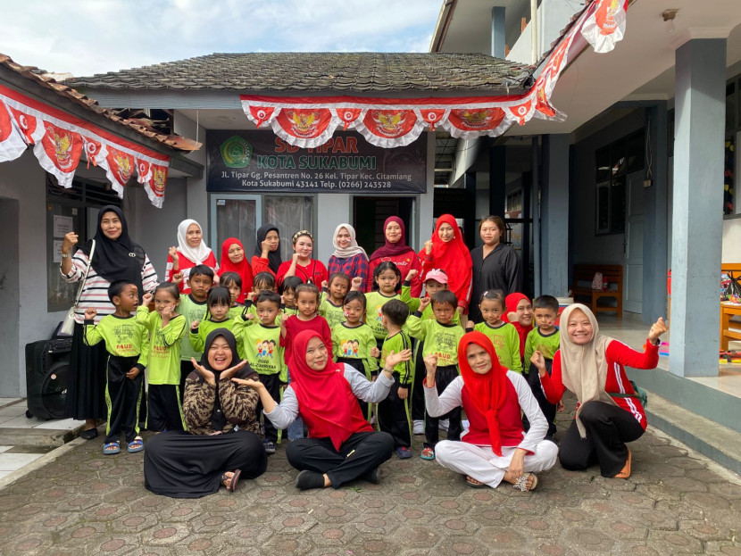 Momen anak dan orangtua PAUD Al Zuhriyah Tipar Sukabumi dalam lomba kemerdekaan, Kamis (21/8/2025).