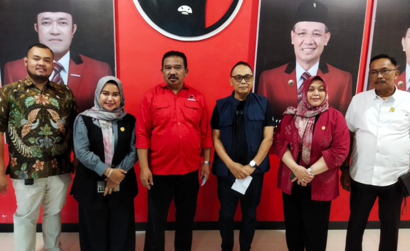 Fraksi PDIP DPRD Kabupaten Majalengka menggelar jumpa pers terkait pengangkatan Pegawai Pemerintah dengan Perjanjian Kerja (PPPK) di zaman Bupati Majalengka Karna Sobahi yang dituding bernuanas politis oleh Bupati Majalengka Eman Suherman. (Foto: Dok Eko Widiantoro)