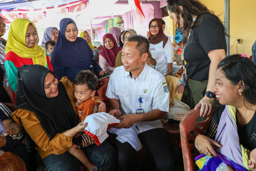 DLH Kota Surabaya memberikan edukasi terkait penggunaan popok ramah lingkungan. FOTO: Humas Pemkot Surabaya