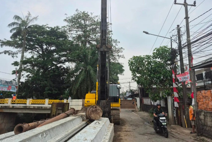 Dinas PUPR Kota Depok lakukan pembangunan turap Kali Krukut di Kelurahan Grogol, Kecamatan Limo. (Foto: Dok Dinas PUPR Kota Depok) 