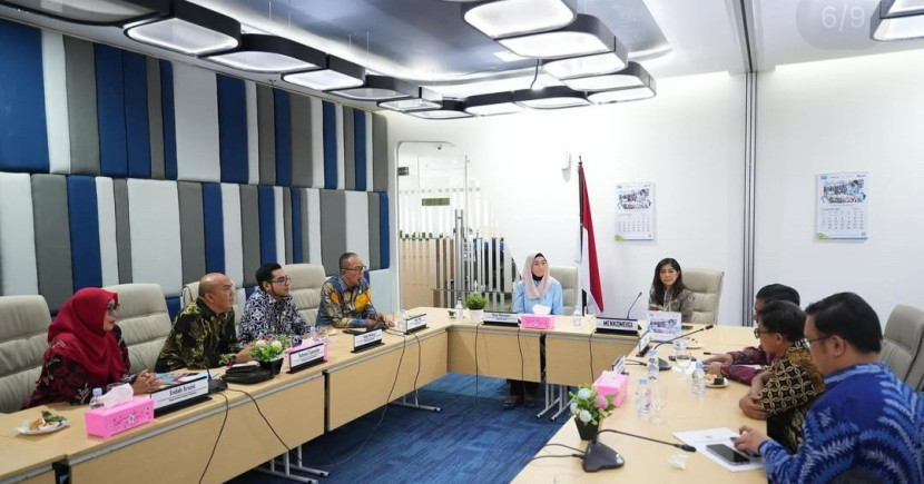 Pertemuan Wali Kota Sukabumi Ayep Zaki dengan Menteri Komunikasi dan Digital (Komdigi) Meutya Hafid di Gedung Kementerian Komdigi, Jakarta, Jumat (22/8/2025).dokpim