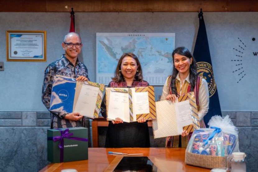 (Kiri ke kanan) President Director Beiersdorf Indonesia Sawan Malik, Deputi Bidang Pemasaran Kementerian Pariwisata Ni Made Ayu Marthini, dan Chief of Public Affairs Grab Indonesia Tirza Munusamy menjalin kolaborasi strategis untuk mendukung pertumbuhan pariwisata Indonesia, 12 Agustus 2025. Foto: Nivea