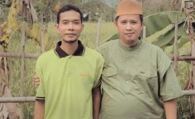 Mbah Riyan alias Ibnu Harjo (kiri) dengan kaos sederhana. (Foto: Dok Fikroh.com)
