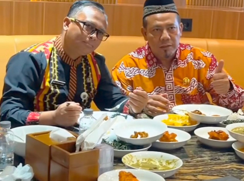 Kepala Disporyata Kota Depok, Eko Herwiyanto dan Anggota DPRD Kota Depok, Bambang Sutopo menikmati makanan saat grand opening rumah makan Kari Minang. (Foto: Dok RUZKA INDONESIA)