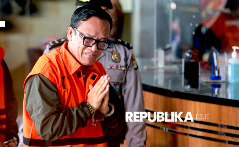 Wakil Menteri Ketenagakerjaan Immanuel Ebenezer mengenakan rompi tahanan bersama 10 tersangka lainnya saat dihadirkan dalam konferensi pers di Gedung Merah Putih KPK, Jakarta, Jumat (22/08/2025). (Foto: Republika/Thoudy Badai)