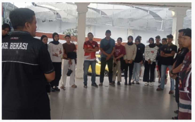Benny beri pengarahan kepada atlet Bolavoli Kabupaten BekasiĀ