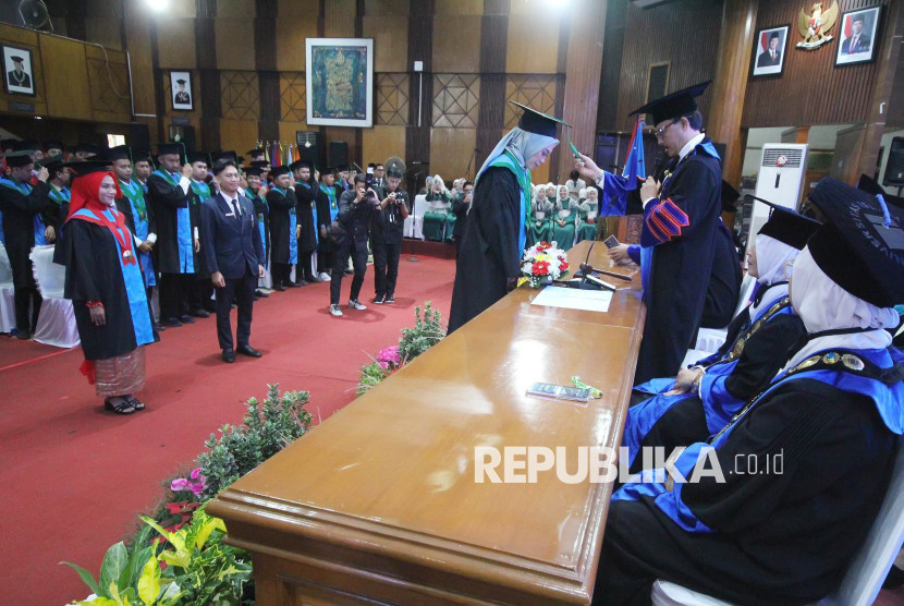 Rektor Universitas Islam Bandung (Unisba) Prof Harits Nu'man secara simbolis mewisuda lulusan saat prosesi Wisuda Unisba Gelombang II Tahun Akademik 2024/2025 di Aula Utama Unisba, Kota Bandung, Sabtu (23/8/2025). Foto: Edi Yusuf