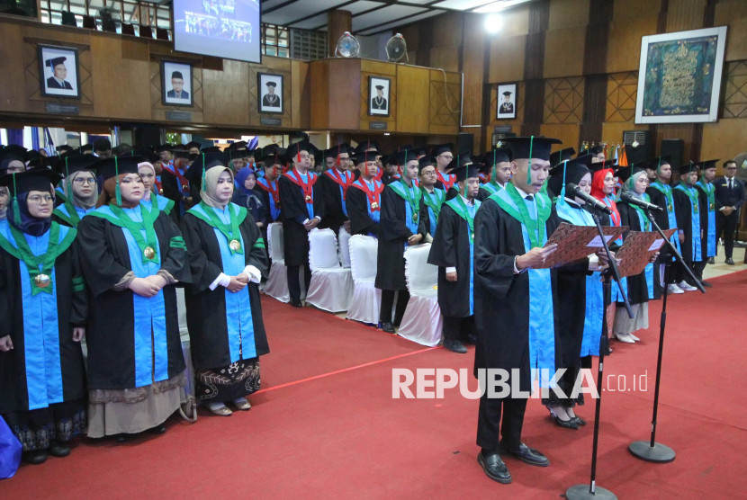 Para lulusan membacakan ikrar saat prosesi Wisuda Unisba Gelombang II Tahun Akademik 2024/2025 di Aula Utama Unisba, Kota Bandung, Sabtu (23/8/2025). Foto: Edi Yusuf