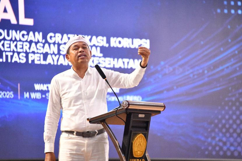 Gubernur Jabar Dedi Mulyadi menjadi Narasumber dalam Seminar Nasional “Pencegahan Perundungan, Gratifikasi, Korupsi & Tindak Pidana Kekerasan Seksual di Lingkungan Fasilitas Pelayanan Kesehatan di Aula Graha Sanusi Hardjadinata Universitas Padjadjaran Jalan Dipatiukur, Kota Bandung, Jumat (22/8/2025). Foto: Dokpim Jabar