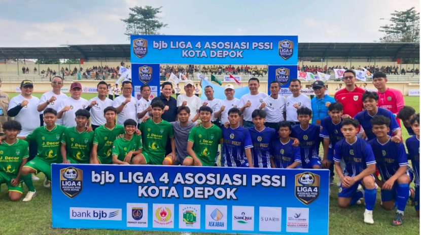 Ketua Umum PSSI, Erick Thohir, Gubernur Jabar Dedi Mulyadi dan Wali Kota Depok, Supian Suri berfoto bersama pemain liga 4 Asokot PSSI Kota Depok di stadion Merpati, Sabtu (23/08/2025). (Foto: Dok Diskominfo Kota Depok).
