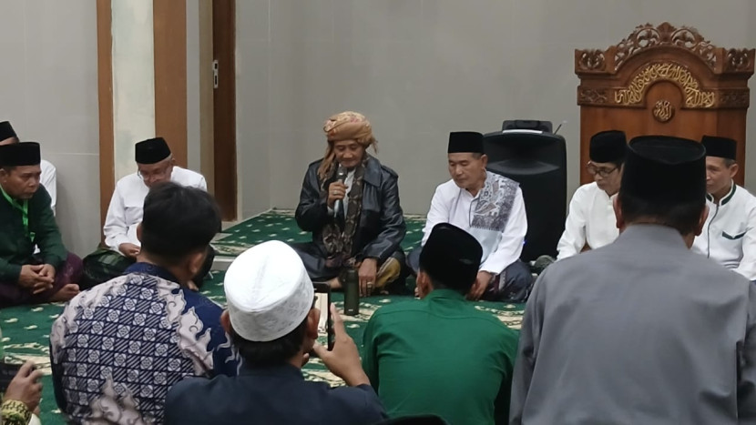 Abah KH. M. Irfa'i Nahrowi, memimpin zikir pada acara yang digelar Idaroh Wustho Jatman Jawa Barat.