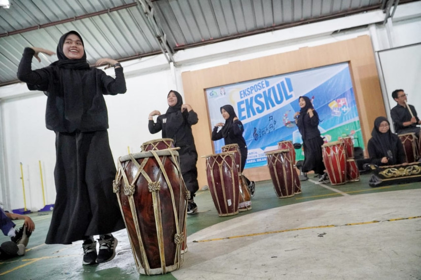 Siswa membawakan salah satu ekstrakurikuler