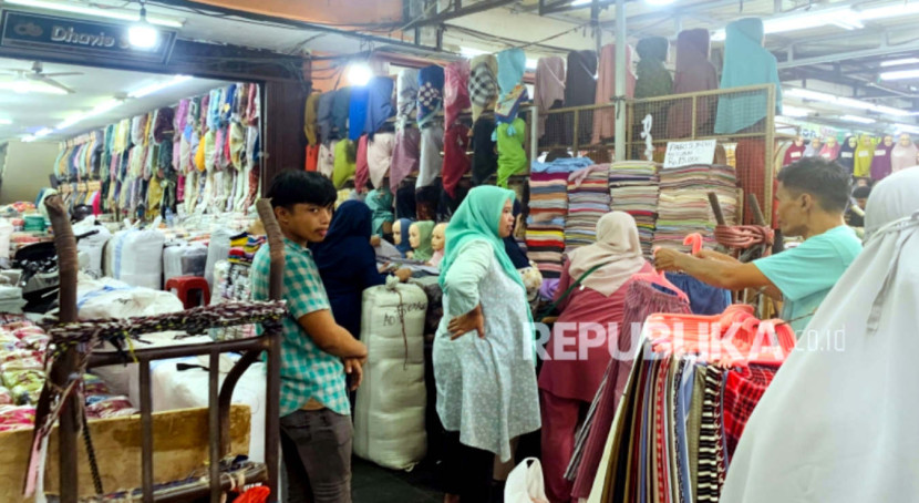 Kondisi penjualan pakaian di Pasar Tanah Abang Jakarta, Senin (28/07/2025), terpantau sepi. (Foto: Dok RUZKA INDONESIA)