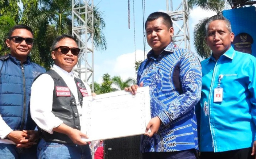 Wali Kota Depok, Supian Suri memberikan penghargaan ke koperasi berprestasi. (Foto: Dok Diskominfo Kota Depok)