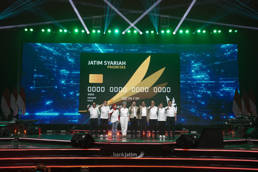 Bank Jatim luncurkan layanan Jatim Prioritas Syariah pada puncak perayaan HUT ke-64 di Grand City Surabaya, Jumat (22/8/2025)