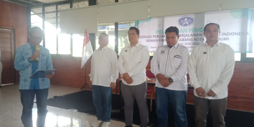 Proses pelantikan sekaligus pengukuhan ketua dan pengurus Dewan Pimpinan Cabang (DPC) ASITA Kota Sukabumi masa bakti 2025–2030 di Santa Sea Water Park, Sabtu (23/8/2025)