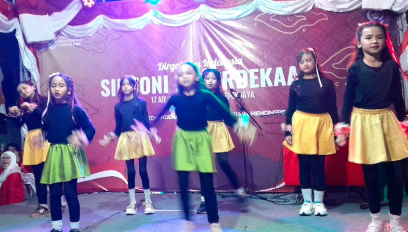 Panggung seni anak-anak di malam puncak perayaan Hari Kemerdekaan ke 80 Republik Indonesia (RI), lingkungan RW 007 Kelurahan Depok Jaya. (Foto: Dok RUZKA INDONESIA)