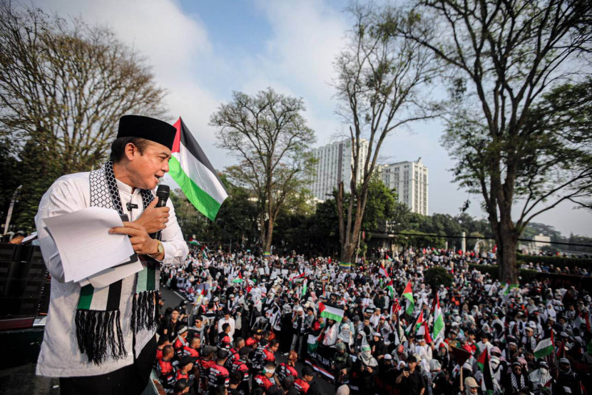 Wakil Wali Kota Bandung, Erwin juga turut berorasi pada Aksi Bela Palestina di Gasibu, Kota Bandung, Ahad (24/8/2025). Foto: Diskominfo Kota Bandung