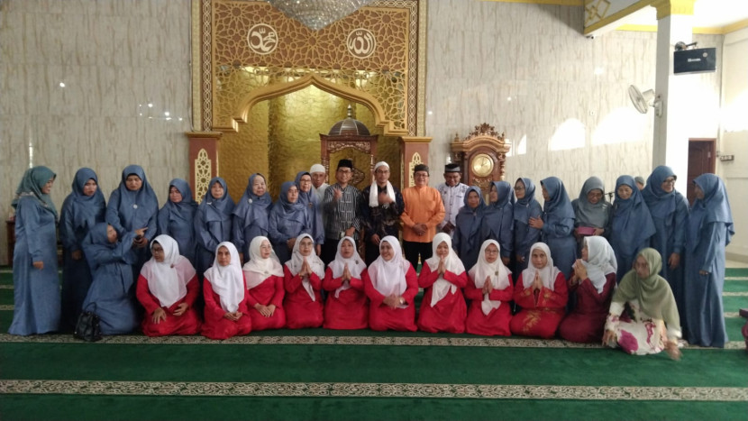 Ustadz H. Syahruddin El Fikri berfoto bersama jamaah Majelis Taklim dan Pengurus DKM Al Mujahidin.