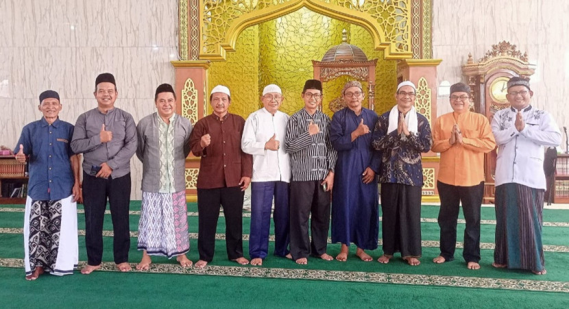 Para pengurus DKM Al-Mujahidin dan Ketua RW 015 Mekarjaya serta para ketua RT 01-11.