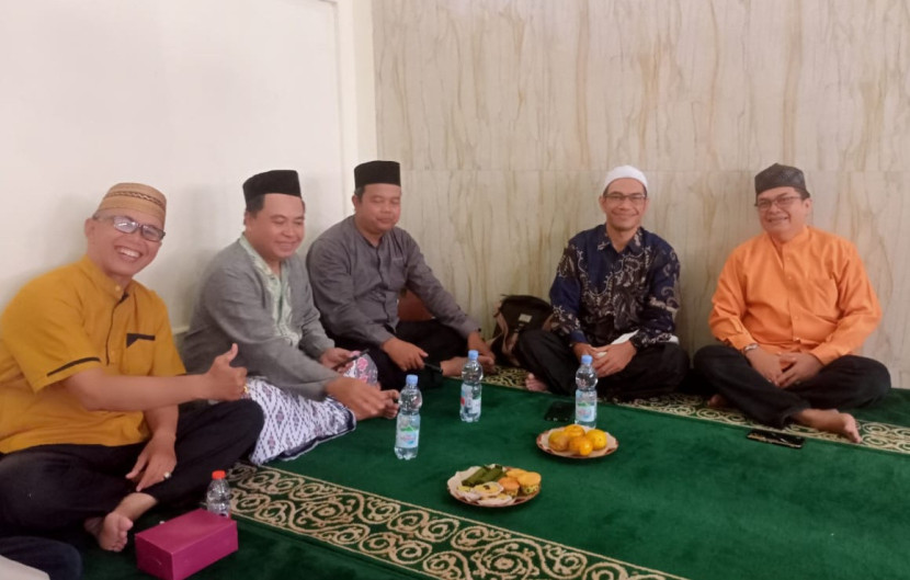 Bersama Ust. Arif (kedua kiri) dan Ketua RW 015 Mekarjaya.