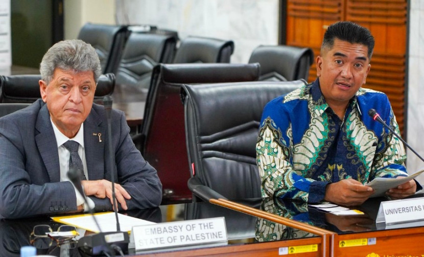 Rektor UI, Prof Heri Hermasyah (kiri) yang didampingi Duta Besar Palestina berikan klarifikasi dan meminta maaf. (Foto: Dok Humas UI)