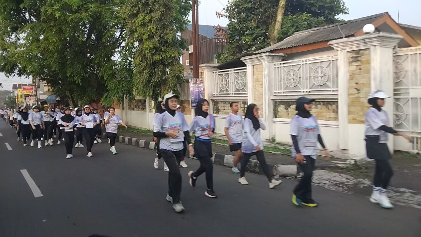 Peserta Suka Lari Color Festival 2025 digelar di Stadion Surya Kencana, Kota Sukabumi, Ahad (24/8/2025).