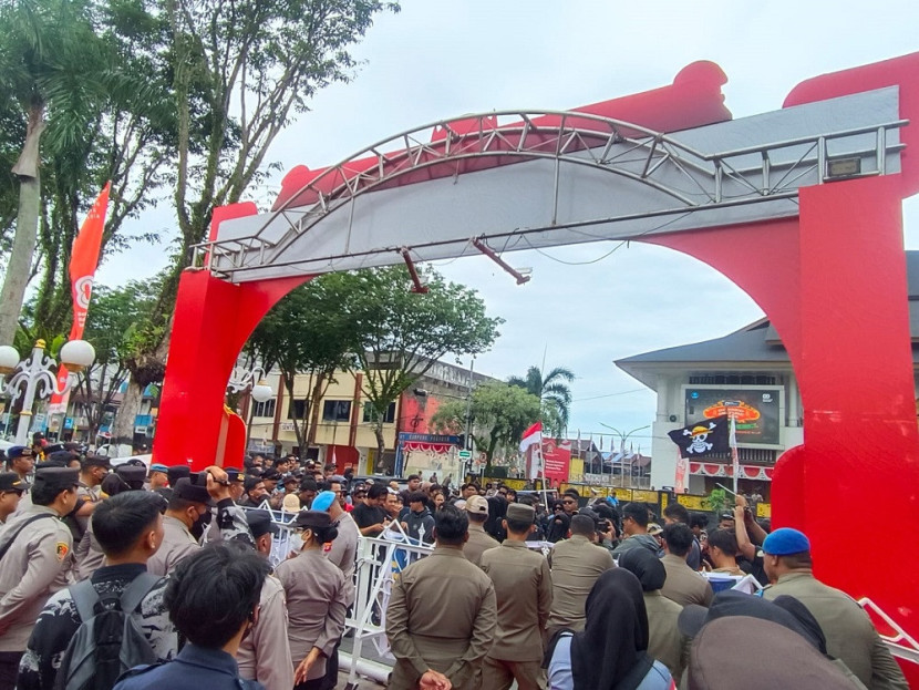 Aliansi Balikpapan Melawan menggelar unjuk rasa di depan kantor Pemerintah Kota. (SekitarKaltim.ID)