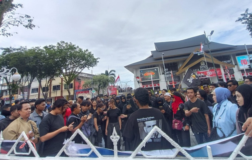 Massa BAKWAN, ada yang membawa bendera One Piece. (SekitarKaltim.ID)