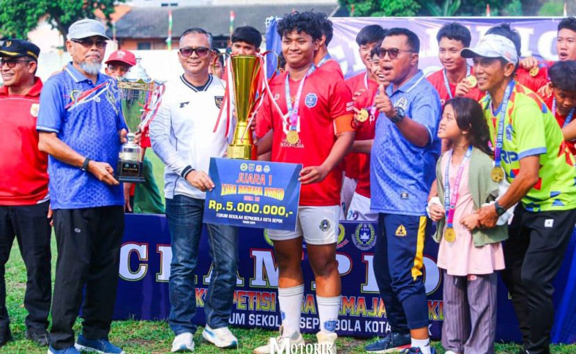 Kepala Disporyata Kota Depok, Eko Herwiyanto menyerahkan piala dan hadiah uang ke SSB Sparta 1979 yang keluar sebagai juara kelompok usia 16 tahun. (Foto: Dok RUZKA INDONESIA)