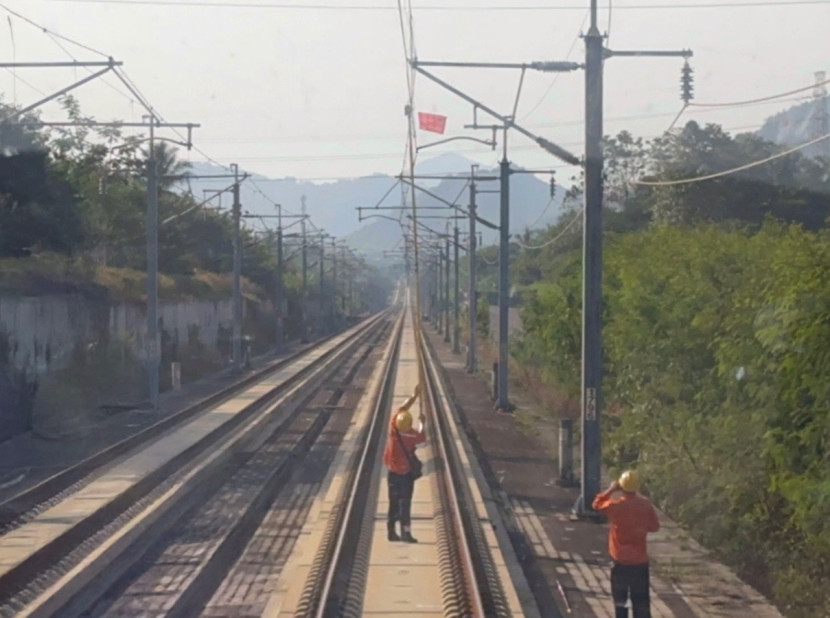 Gegara benang layang-layang yang tersangkut pada jariangan listrik aliran atas (Overhead Catenary System/OCS), perjalanan kereta cepat Whoosh sempat terhenti pada, Minggu (24/8). (Foto: Corporate Communication KCIC)