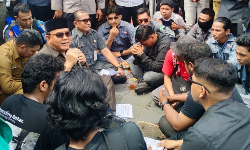 Wawali Balikpapan Bagus didampingi Asisten 1 Setkot Zulkifli dan Sekda Muhaimin, menemui massa dan berdialog 30 menit lebih. (SekitarKaltim.ID)