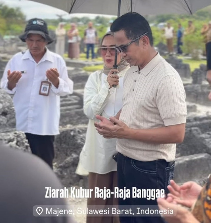 Wali Kota Rahmad Mas'ud beserta istri, khusyu' berziarah. (TT Instastory/ Rahmad)