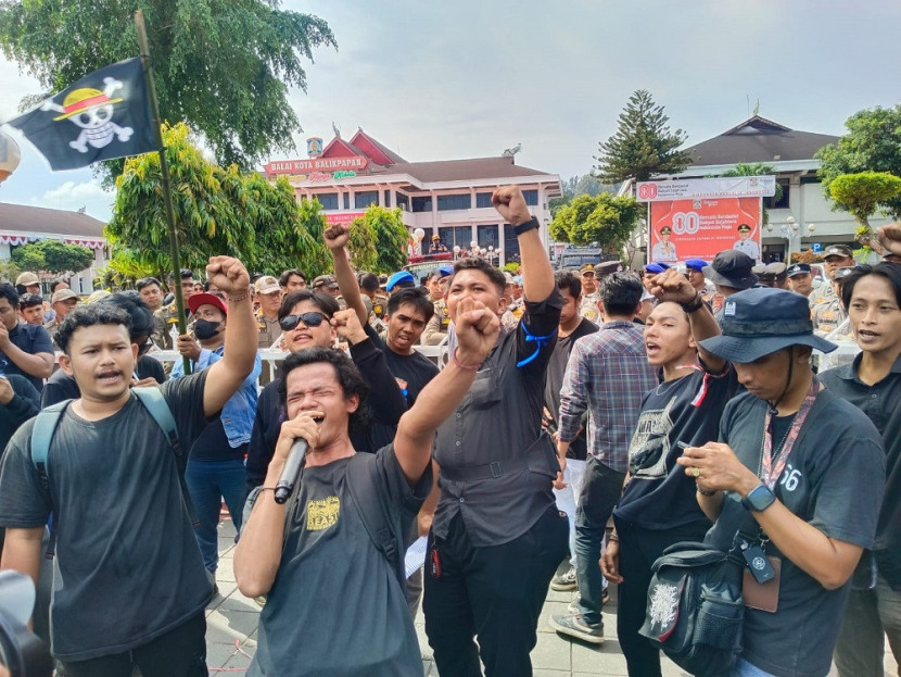Massa Aliansi Balikpapan Melawan, berorasi bergantian. (SekitarKaltim.ID)
