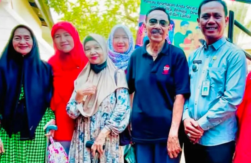 Lurah Duser, Ahmad Sabani saat berada di Posyandu Arco RW 05 bersama warga. (Foto: Dok Diskominfo Kota Depok)