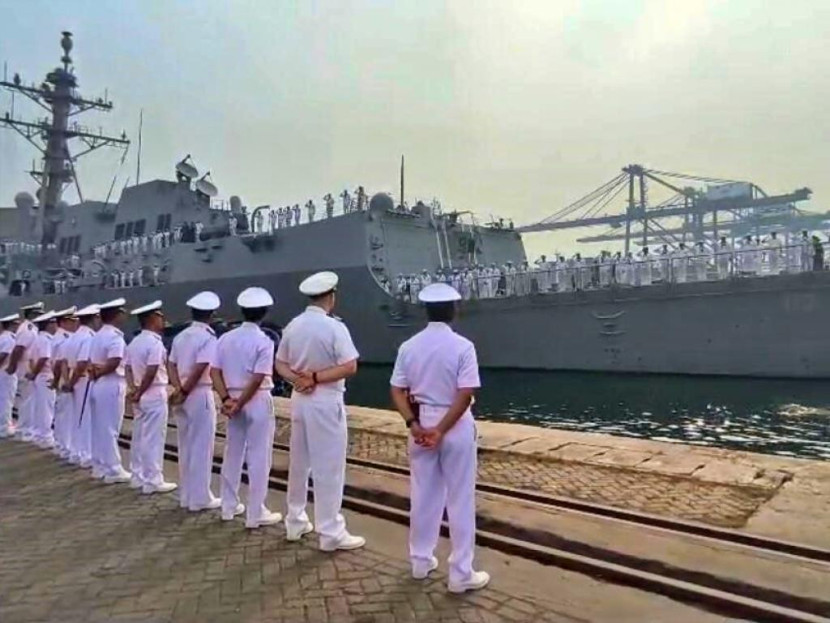 Pasukan Kodaeral III menyambut kedatangan USS John Finn (DDG-113) di Dermaga Tanjung Priok. Sumber: Dispenal