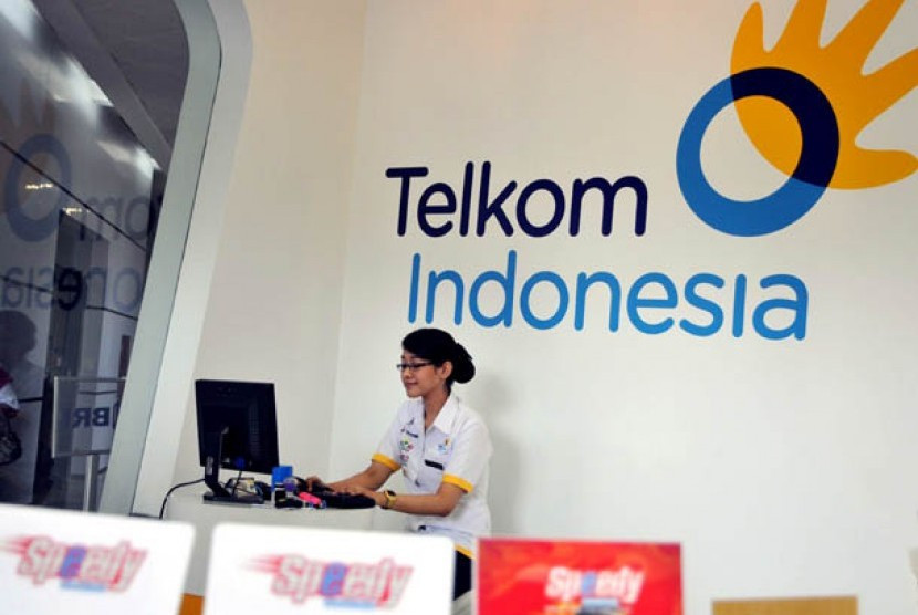 Petugas pelayanan di kantor pusat PT. Telekomunikasi Indonesia (Persero). (Dok Republika)