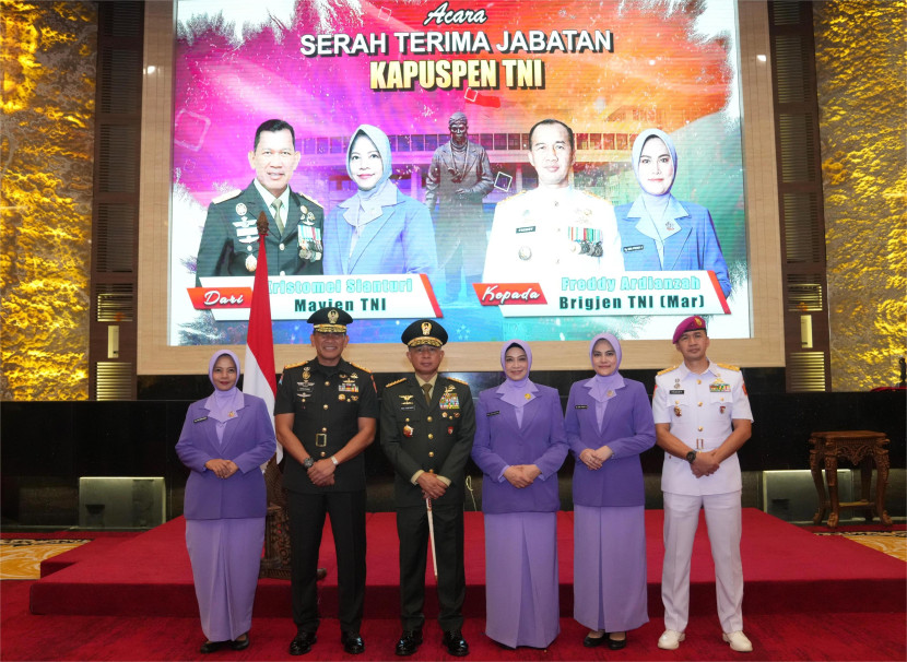 Sertijab Kapuspen TNI dari Mayjen Kristomei Sianturi kepada Brigjen Mar Freddy Ardianzah. Sumber: Puspen TNI