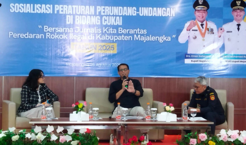 Sekda Majalengka Aeron Randi dibarengi petugas Bea Cukai wilayah kerja Ciayumajakuning dalam acara sosialisasi dampak rokok ilegal di Hotel Garden.Selasa, (26/08/2025. (Foto: Dok Eko Widiantoro)