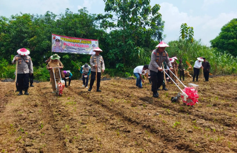 Wakapolres Sumedang AKBP Sandityo Mahardika bersama stakeholder di kecamatan Ujungjaya tanam benih di Desa Palabuan. (Foto: Dok Eko Widiantoro)