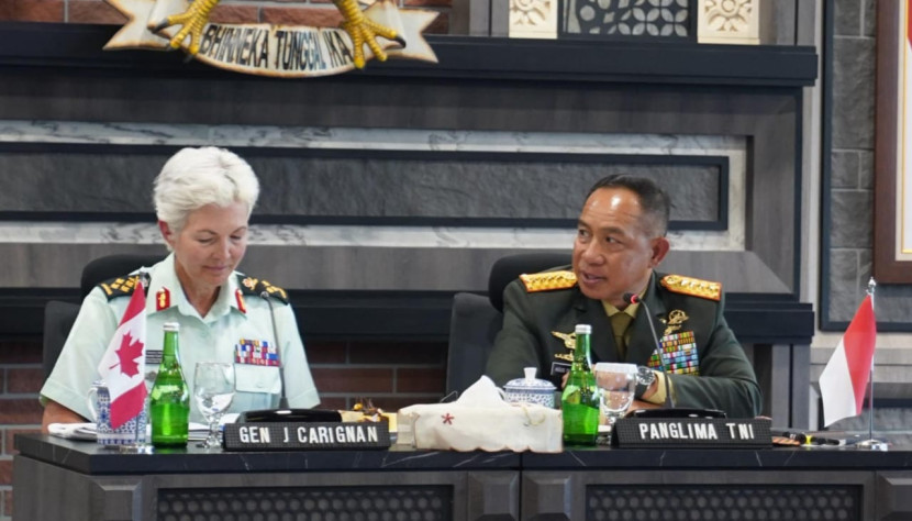 Panglima TNI Jenderal Agus Subiyanto dan Jenderal Jennie Carignan. Sumber: Puspen TNI