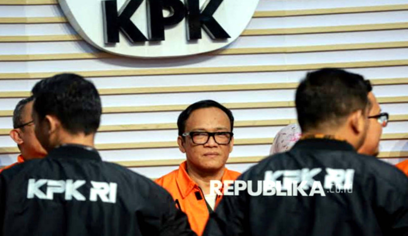 Wamen Ketenagakerjaan Immanuel Ebenezer mengenakan rompi kuning tahanan Komisi Pemberantasan Korupsi (KPK) usai Dipecat Presiden Prabowo Subianto. (Foto: Dok RUZKA INDONESIA)