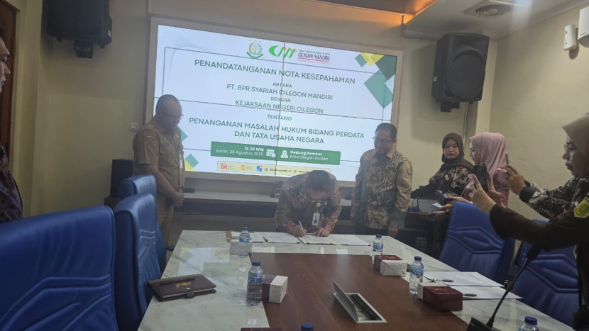 Penandatanganan MoU tentang Penanganan Hukum di Bidang Perdata dan TUN antara BPRS Cilegon Mandiri dengan Kejari Cilegon. Foto: Diskominfo Kota Cilegon