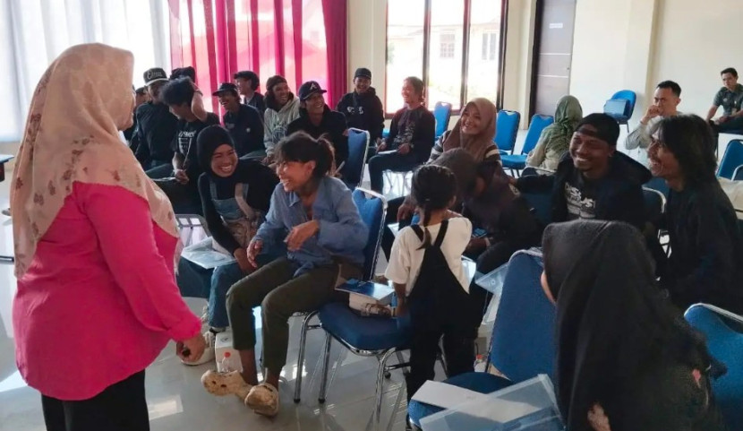 Anak jalanan dan anak pun mengikuti Kegiatan Bimbingan Fisik, Mental, Spiritual, dan Sosial bagi PPKS Tahun 2025 di Aula Kantor Kelurahan Beji Timur, Selasa (26/08/2025). (Foto: Dok Diskominfo Kota Depok).