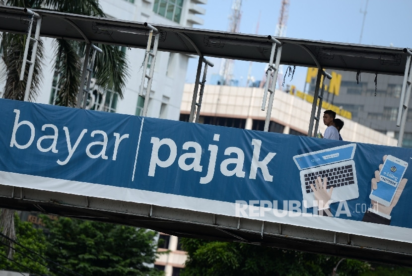 Baliho imbauan membayar pajak.