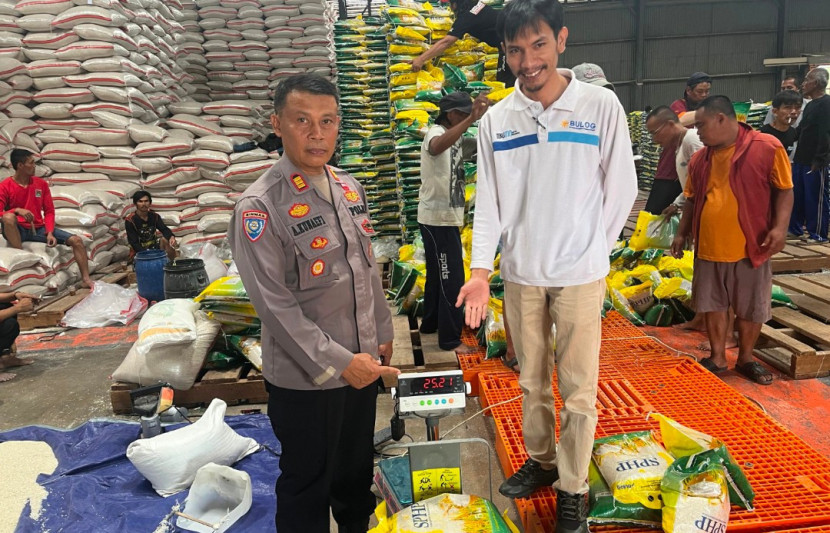 Bekerjasama dengan Bulog, Polsek jajaran Polres Garut lakukan penyiapan stok beras terkait Stabilisasi Pasokan dan Harga Pangan (SPHP). (Foto : Dok Ridwan)