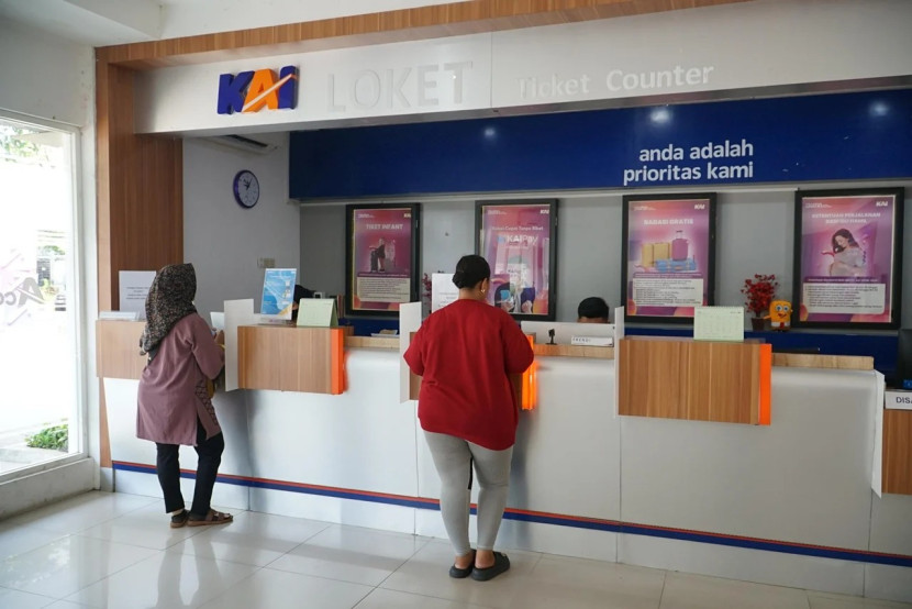 Ilustrasi. Pelanggan dapat melakukan pembatalan tiket kereta api dengan praktis, baik secara online melalui aplikasi Access by KAI maupun offline di loket stasiun tertentu. (Foto: Dok. Humas KAI)